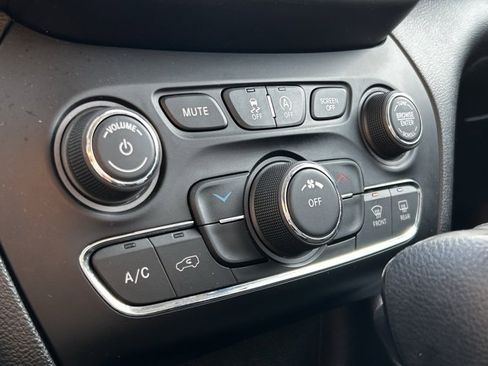 Used 2019 Jeep Cherokee Latitude w/ Cold Weather Group image 38