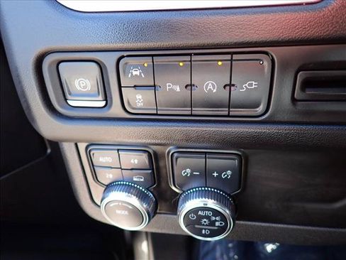 Used 2021 GMC Yukon XL SLT AWD/4WD image 18