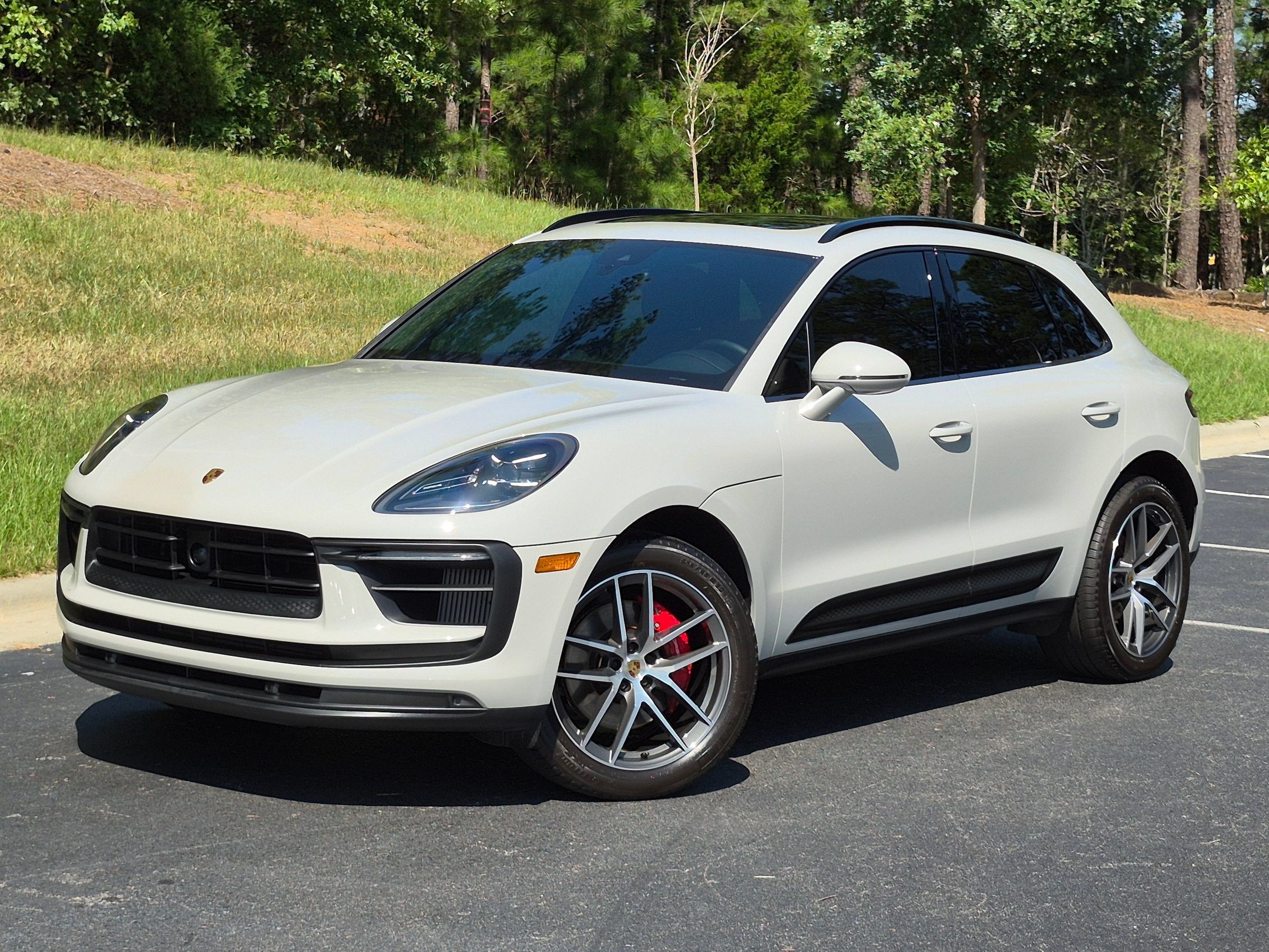 Certified 2024 Porsche Macan S AWD/4WD image 1