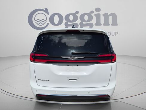 Used 2025 Chrysler Pacifica Select FWD image 5