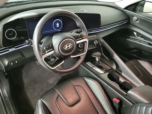 Used 2025 Hyundai Elantra Limited image 13