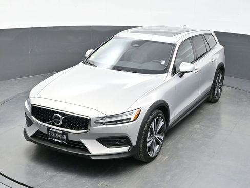 Used 2025 Volvo V60 B5 Cross Country Plus AWD/4WD image 34