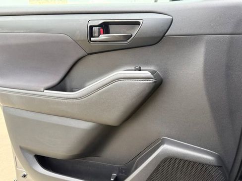 Used 2024 Toyota Highlander LE image 21