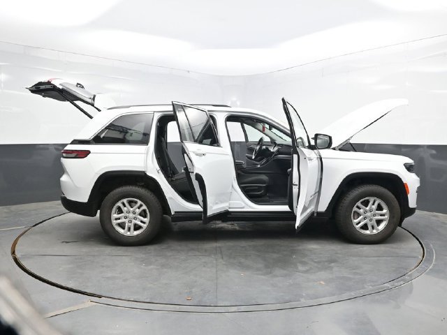 Used 2022 Jeep Grand Cherokee Laredo w/ Luxury Tech Group I AWD/4WD image 58