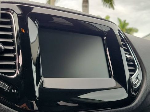 Used 2019 Jeep Compass Latitude FWD image 24