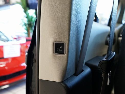 Used 2022 Chrysler Pacifica Touring-L image 46