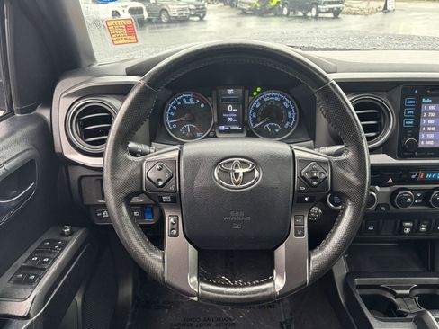Used 2018 Toyota Tacoma TRD Sport image 23