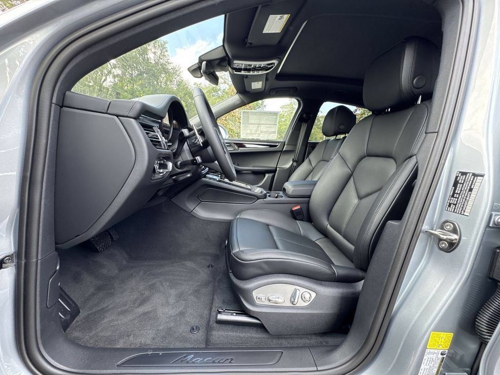 Certified 2026 Porsche Macan AWD/4WD image 7