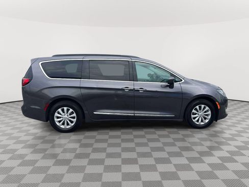 Used 2017 Chrysler Pacifica Touring-L FWD image 4
