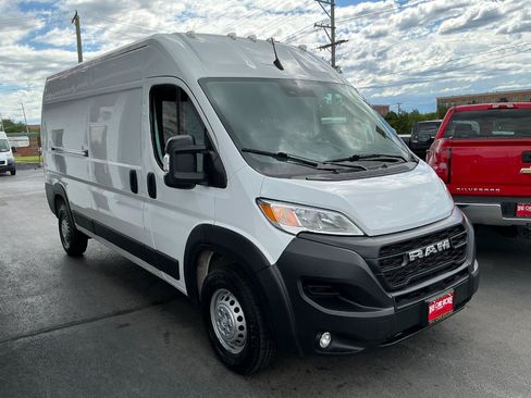 Used 2024 RAM ProMaster 2500 w/ Convenience Group FWD image 3