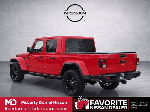 Used 2025 Jeep Gladiator Sport AWD/4WD image 4
