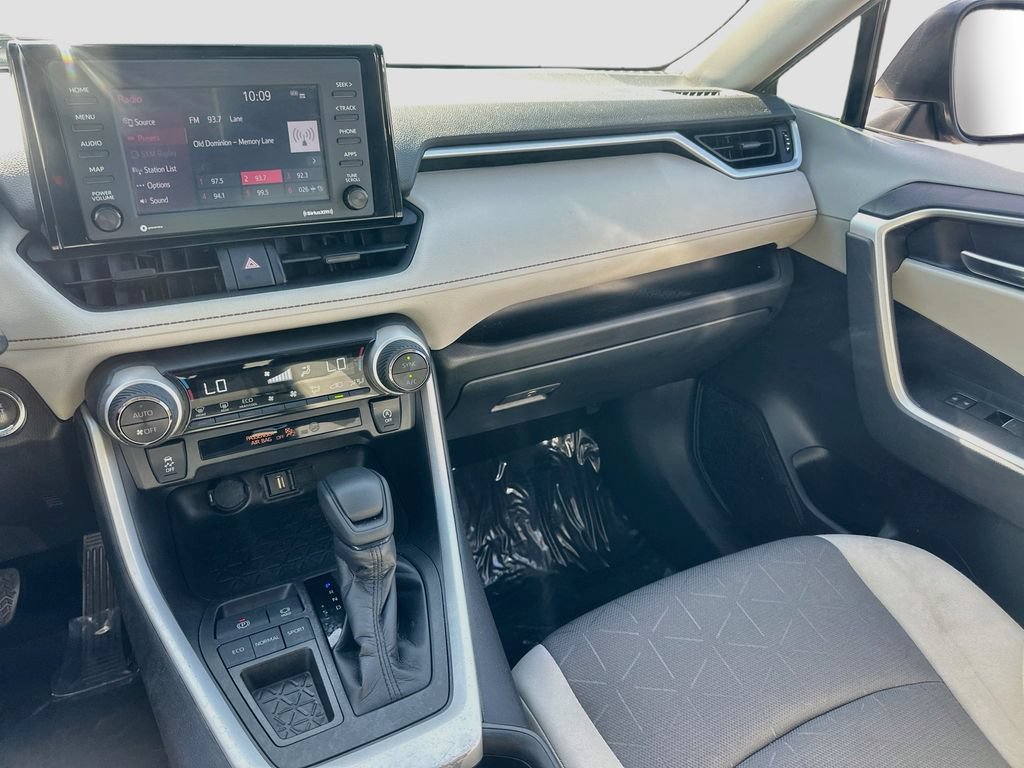 Used 2022 Toyota RAV4 XLE w/ Convenience Package FWD image 22