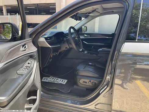 Used 2023 Jeep Grand Cherokee Limited w/ Luxury Tech Group II image 12