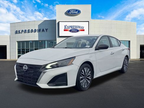 Used 2024 Nissan Altima 2.5 SV image 2