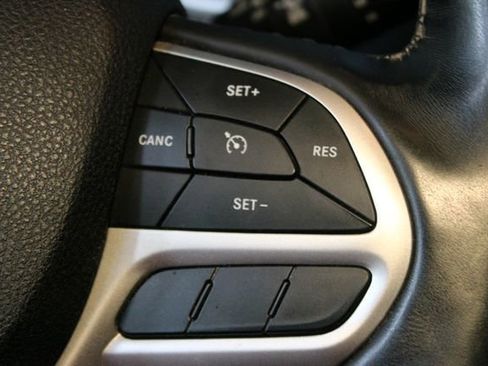 Used 2017 Jeep Cherokee Trailhawk AWD/4WD image 22