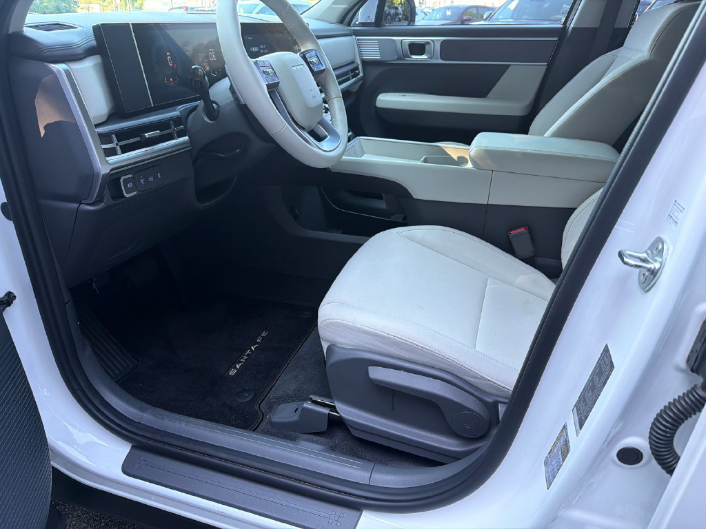 Used 2025 Hyundai Santa Fe SE w/ Tow & Go Package FWD image 9