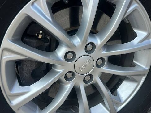 Used 2019 Jeep Cherokee Latitude w/ Cold Weather Group AWD/4WD image 32