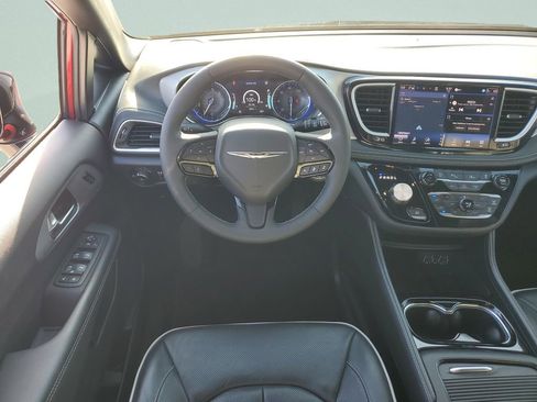 Used 2025 Chrysler Pacifica Limited FWD image 12