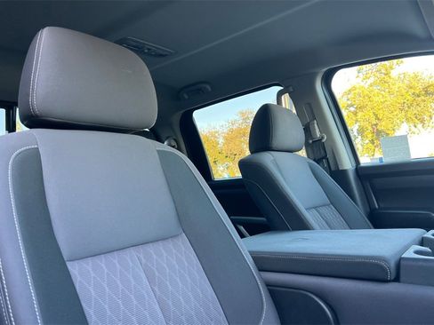 Used 2022 Nissan Titan SV image 19