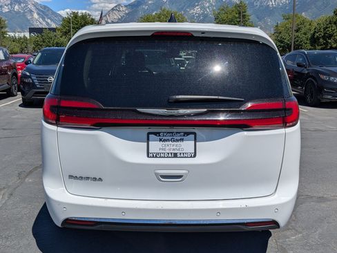 Used 2024 Chrysler Pacifica Touring-L FWD image 5