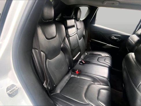 Used 2019 Jeep Cherokee Limited w/ Technology Group FWD image 20