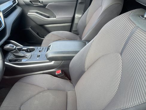 Used 2023 Toyota Highlander LE image 11