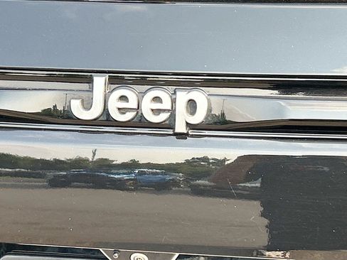 Used 2023 Jeep Grand Cherokee Summit AWD/4WD image 12
