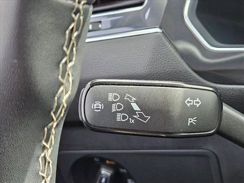 Used 2023 Volkswagen Tiguan SE w/ Panoramic Sunroof Package image 16