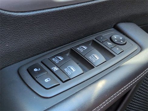 Used 2023 Chrysler Pacifica Limited w/ Uconnect Theater Family Group image 26