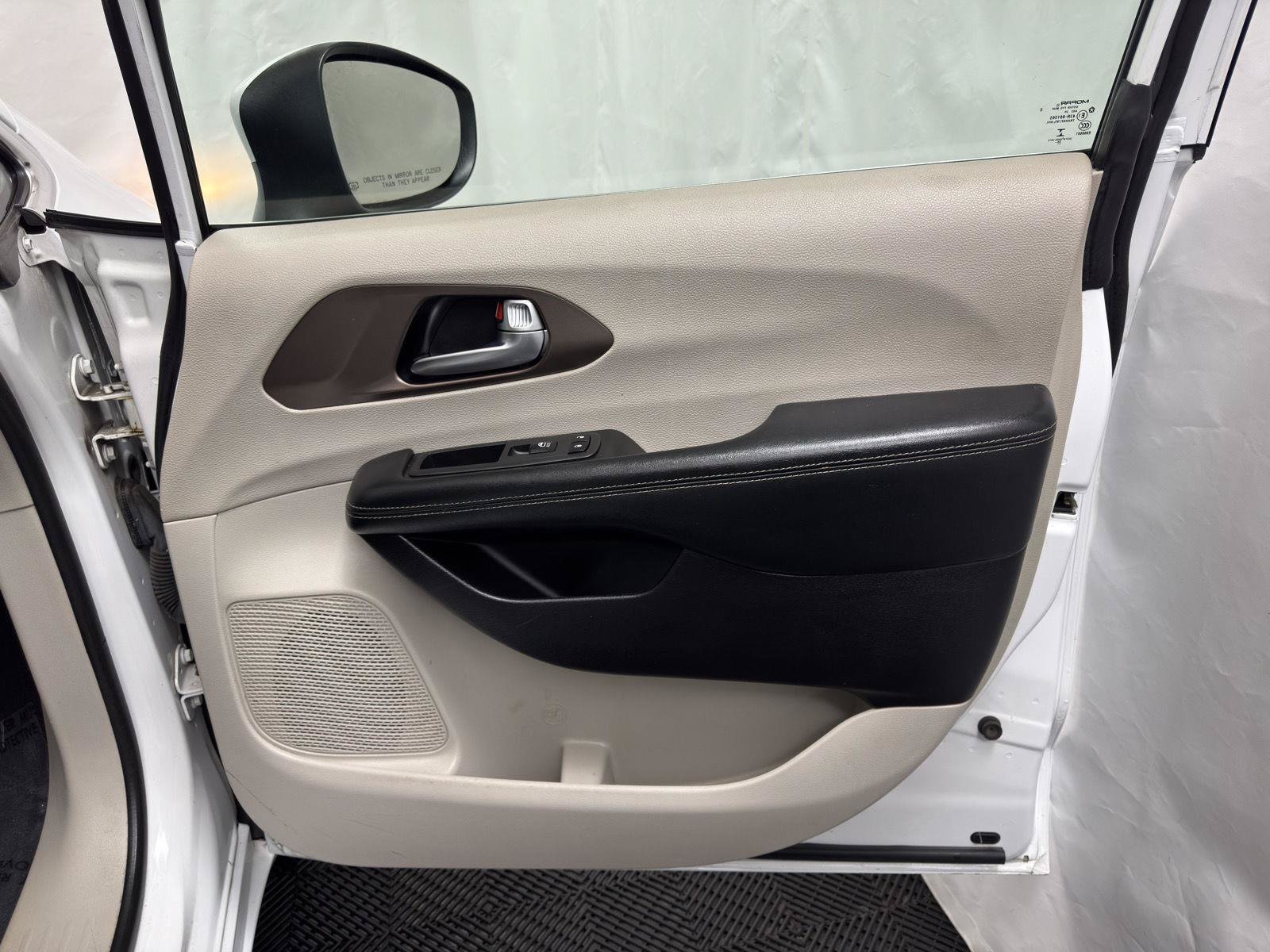 Used 2021 Chrysler Voyager Lxi FWD image 28