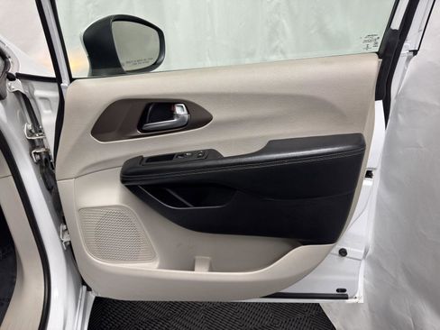 Used 2021 Chrysler Voyager Lxi image 28
