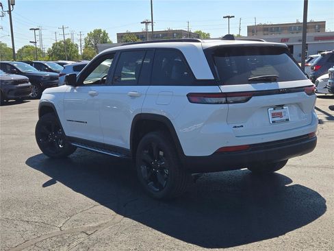 New 2025 Jeep Grand Cherokee Altitude image 16
