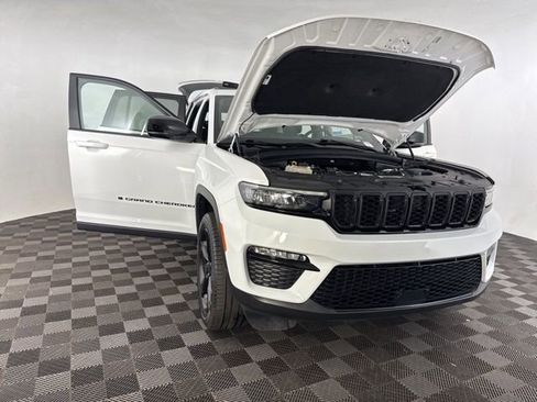 Used 2024 Jeep Grand Cherokee Limited w/ Black Appearance Package image 15
