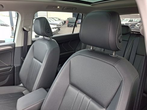 Used 2023 Volkswagen Tiguan SE AWD/4WD image 25