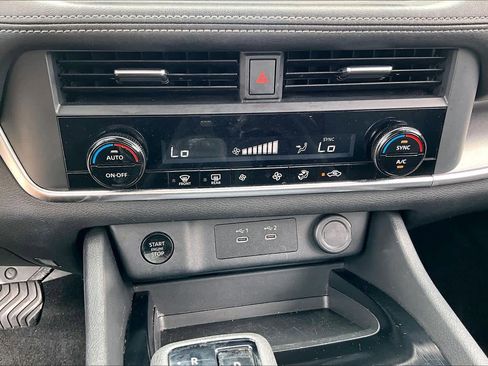 Used 2024 Nissan Rogue SV image 33