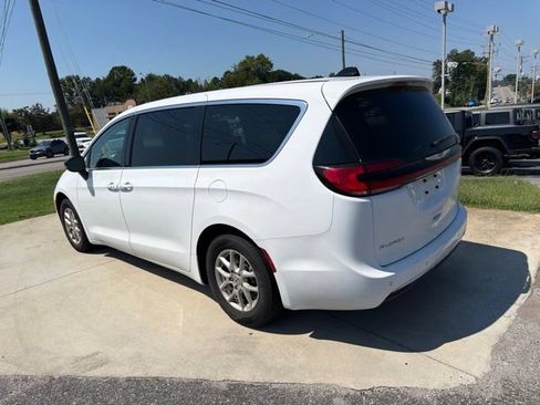Used 2024 Chrysler Pacifica Touring-L FWD image 7