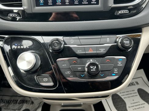 Used 2020 Chrysler Voyager Lxi image 16