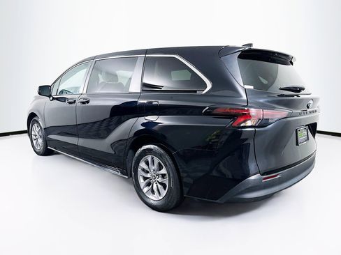 Used 2024 Toyota Sienna LE image 5