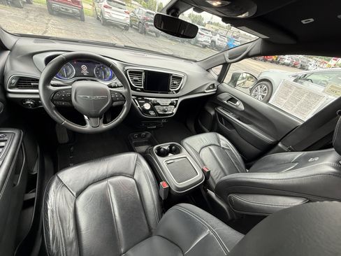 Used 2018 Chrysler Pacifica Touring-L Plus w/ S Appearance Package FWD image 10