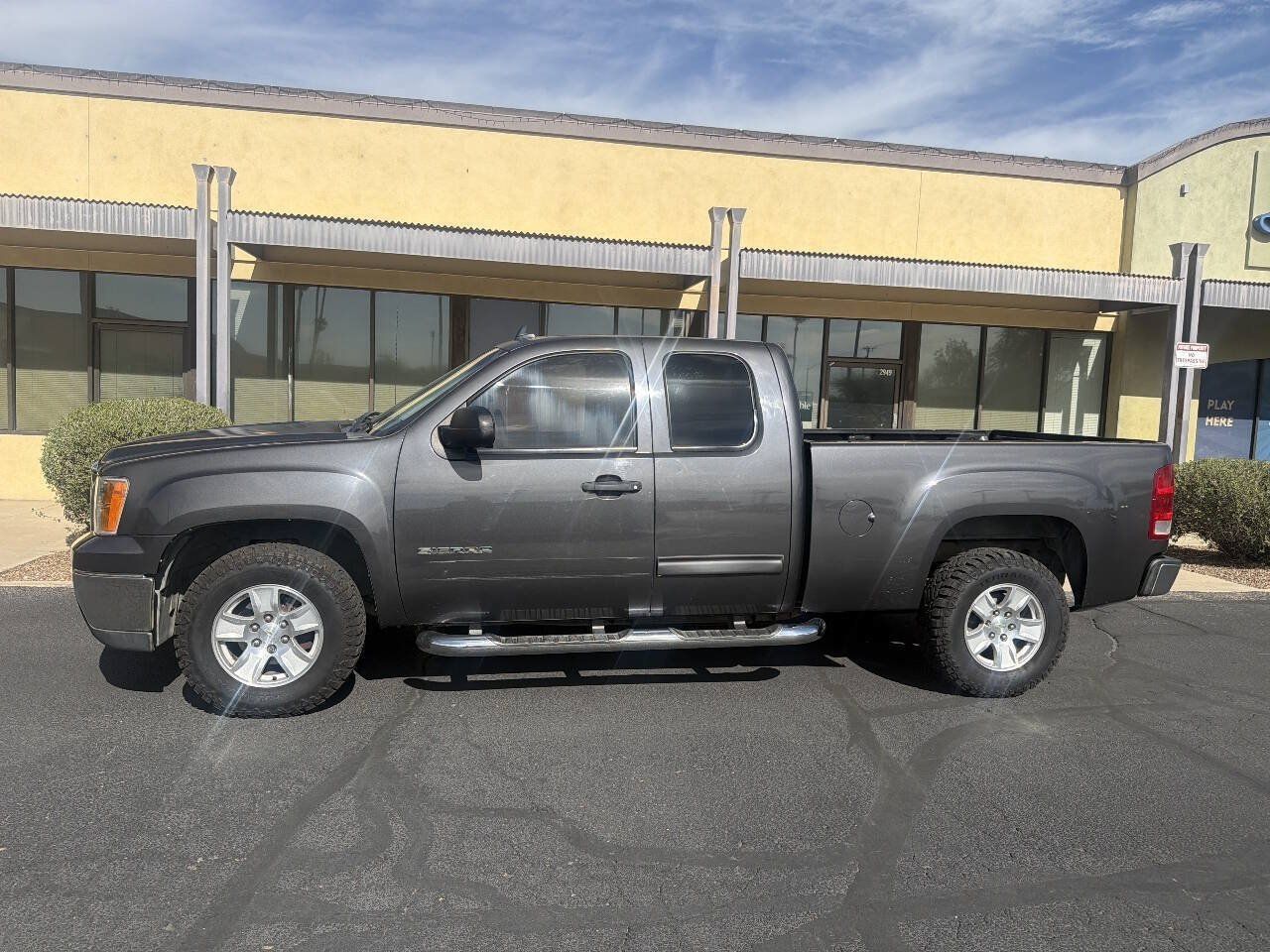 Used 2010 GMC Sierra 1500 SL RWD image 4