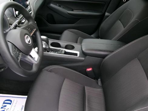 Used 2025 Nissan Altima 2.5 SV FWD image 13