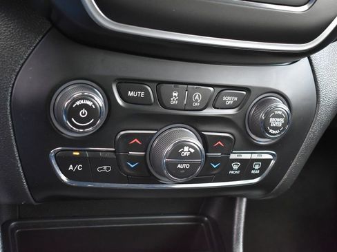 Used 2019 Jeep Cherokee Latitude Plus w/ Comfort/Convenience Group AWD/4WD image 18