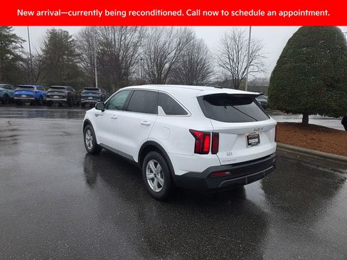 Used 2023 Kia Sorento LX image 3