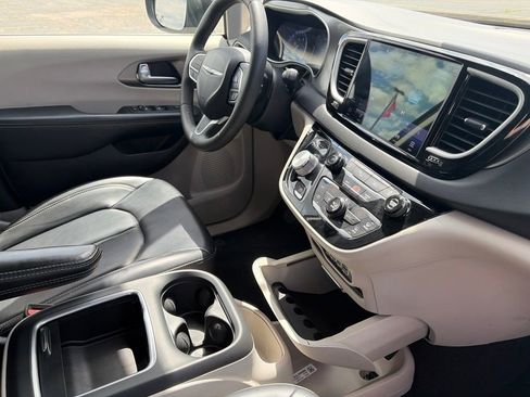 Used 2023 Chrysler Pacifica Touring-L FWD image 12
