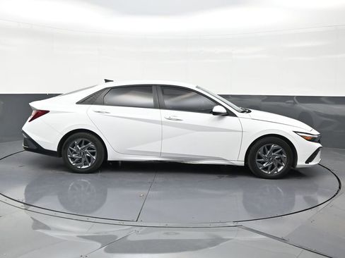 Used 2024 Hyundai Elantra SEL FWD image 6