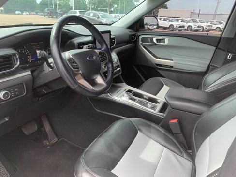 Used 2022 Ford Explorer XLT w/ Equipment Group 202A AWD/4WD image 12