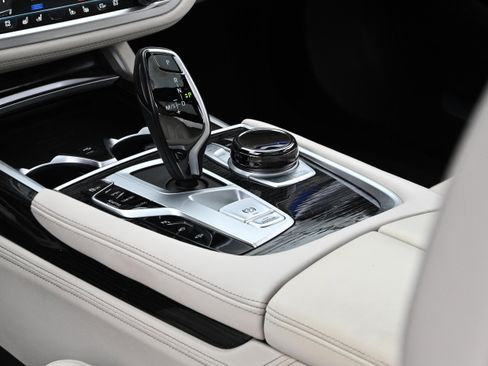 Used 2022 BMW 750i xDrive w/ Executive Package image 21