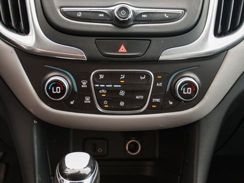 Used 2018 Chevrolet Equinox LT FWD image 19