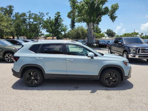 New 2026 Volkswagen Taos SE FWD image 3