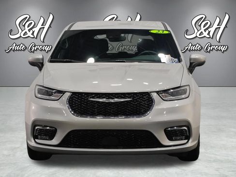Used 2023 Chrysler Pacifica Touring FWD image 11
